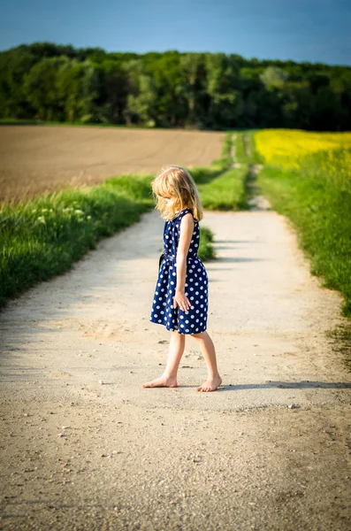 Menina no caminho rural — Fotografia de Stock