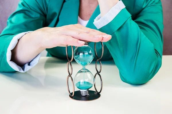 Hands holding hourglass — Stock Photo, Image