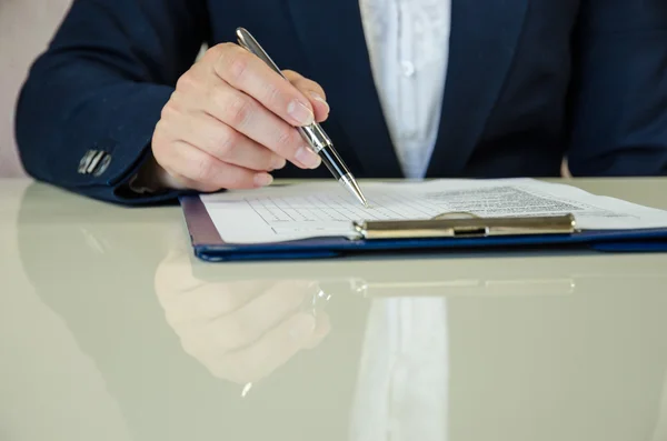 Hand met pen en papier — Stockfoto