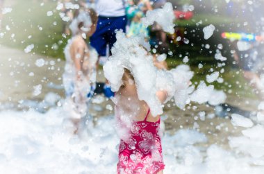 sarışın çocuk köpük arkadan görünüm