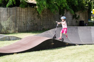 scooter üzerinde kız