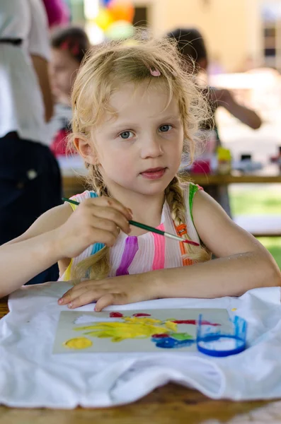 Pintura menina loira — Fotografia de Stock