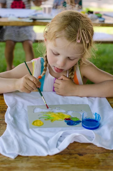 Pintura menina com escova — Fotografia de Stock
