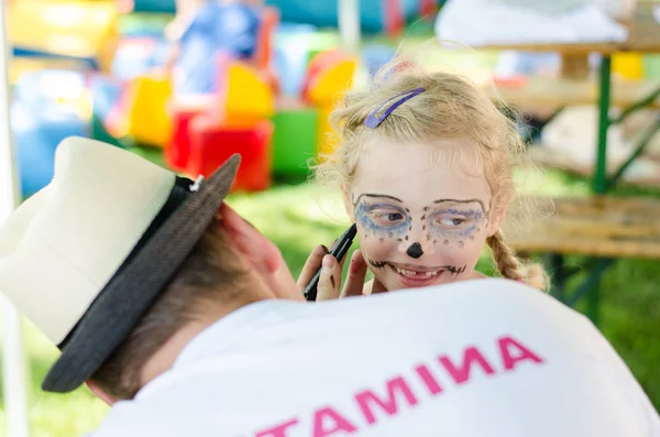 モンスター facepainting を持つ少女 — ストック写真