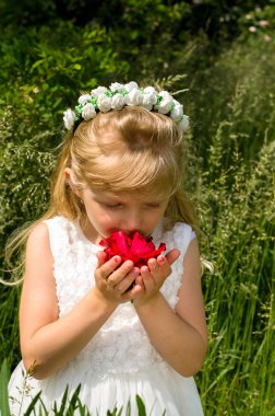 kırmızı gül ile kız