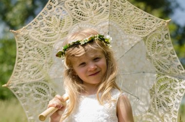 Beyaz tente ile kız