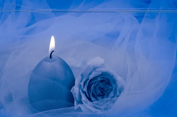 Burning candle and rose — Stock Photo, Image