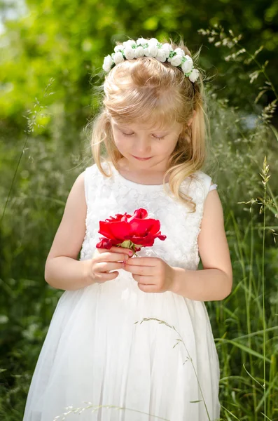 Menina com rosa vermelha — Fotografia de Stock