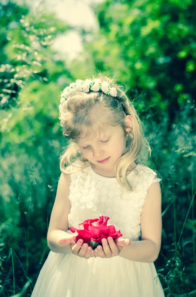Lány vörös rózsa szűrt hatása — Stock Fotó