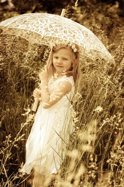 Dívka s deštník slunečník — Stock fotografie
