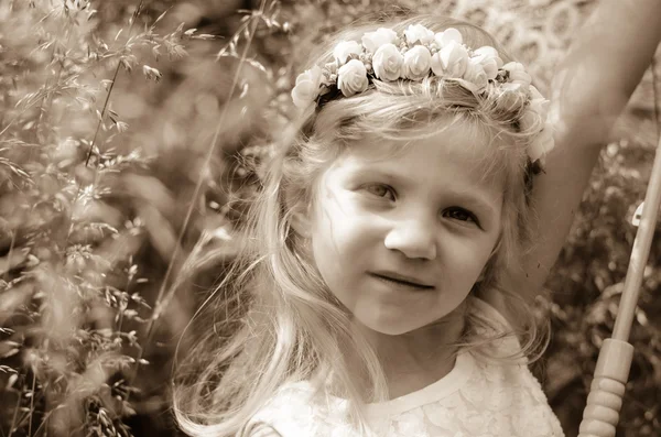 Dívka s čelenkou květina — Stock fotografie