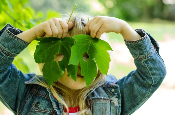 Mädchen mit grünen Blättern — Stockfoto
