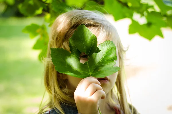 Menina com folhas verdes — Fotografia de Stock