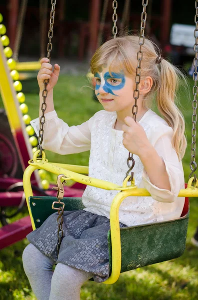 Glad blond tjej — Stockfoto