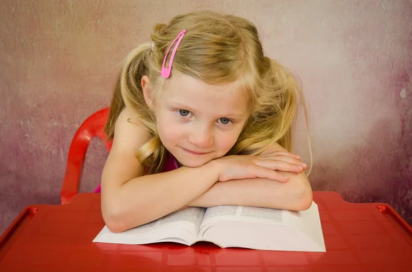 Linda menina loira e livros — Fotografia de Stock