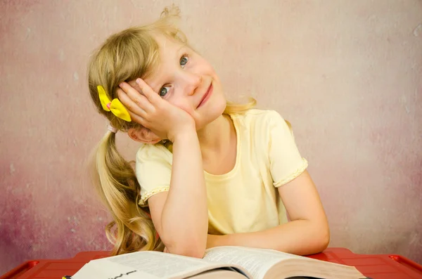 Вдумчивая девушка с открытой книгой — стоковое фото