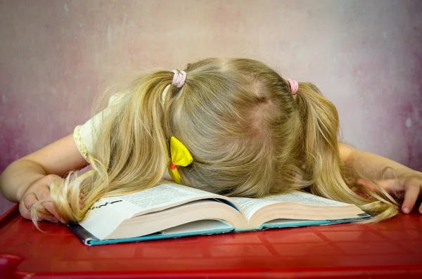 Flicka sover över öppen bok — Stockfoto