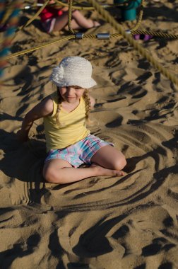 Çocuk Bahçesi kum içinde