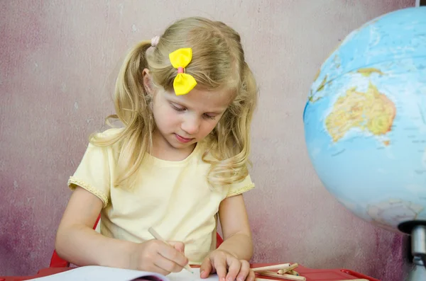 Menina escrevendo no bloco de notas — Fotografia de Stock