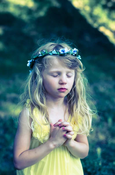 Κορίτσι προσεύχεται — Φωτογραφία Αρχείου