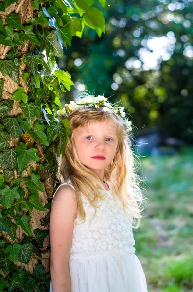 Menina loira bonita — Fotografia de Stock