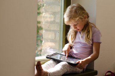 Tablo aygıt ile küçük kız