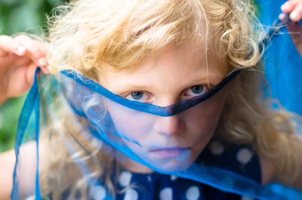 Kind met overdekte gezicht — Stockfoto