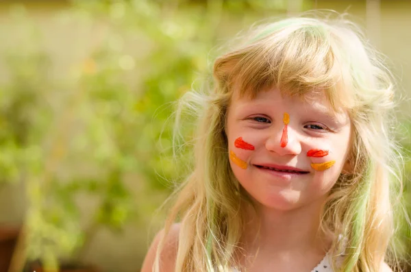 Menina com rosto pintado — Fotografia de Stock