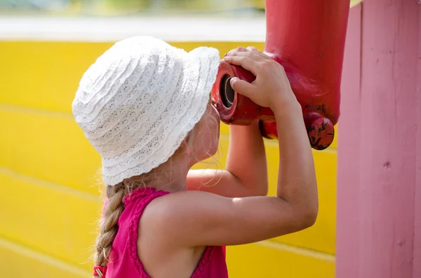 Niño en el parque infantil — Foto de Stock