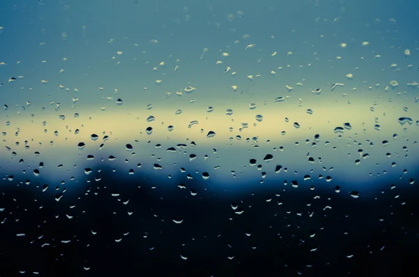 Vista attraverso la finestra piovosa — Foto Stock