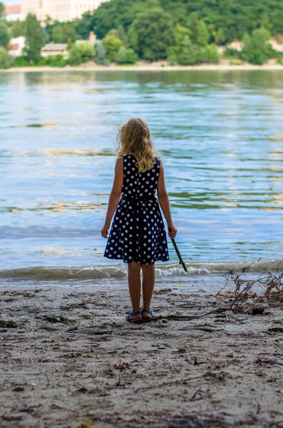 Meisje in de rivier strand — Stockfoto