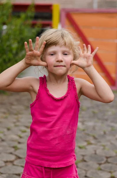 Kind auf Spielplatz — Stockfoto