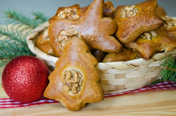 Noel kurabiyeleri ve kırmızı top dekorasyon — Stok fotoğraf