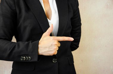 Parmakla gösteriliyor