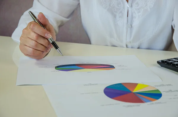 Zakenvrouw met grafieken — Stockfoto