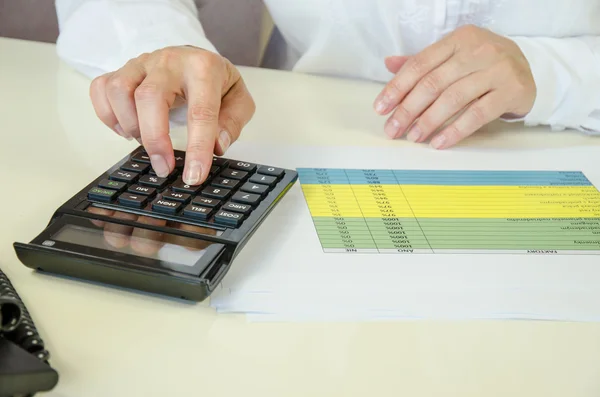 Analyseren grafiek met calculator — Stockfoto