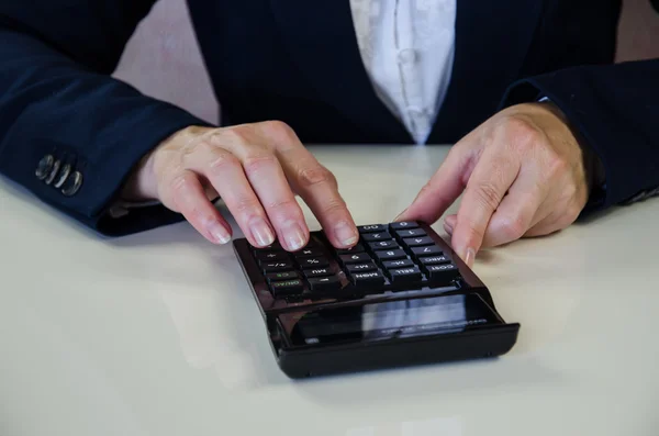 Hand mit Taschenrechner — Stockfoto