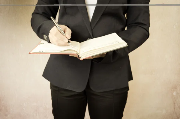 Mano con pluma y diario — Foto de Stock