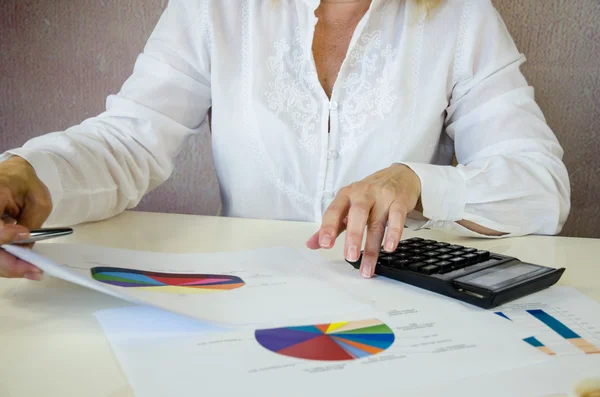 Zakenvrouw met grafieken — Stockfoto