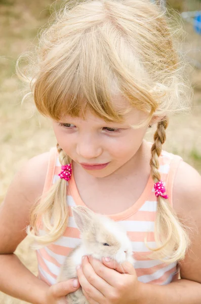 Menina loira com coelho jovem — Fotografia de Stock