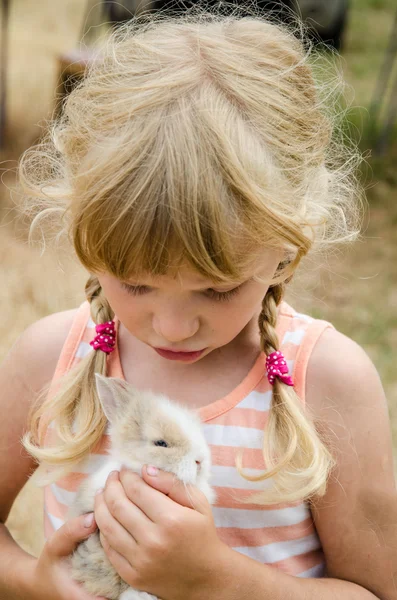 Niño pequeño con conejo —  Fotos de Stock