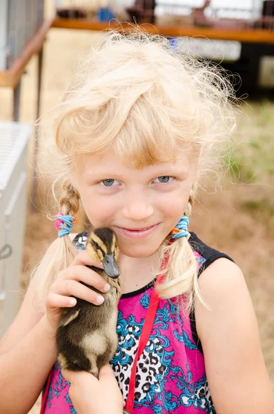 Genç ördek ile sarışın kız — Stok fotoğraf