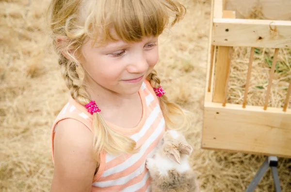 Kız ve bunny tavşan evde beslenen hayvan — Stok fotoğraf