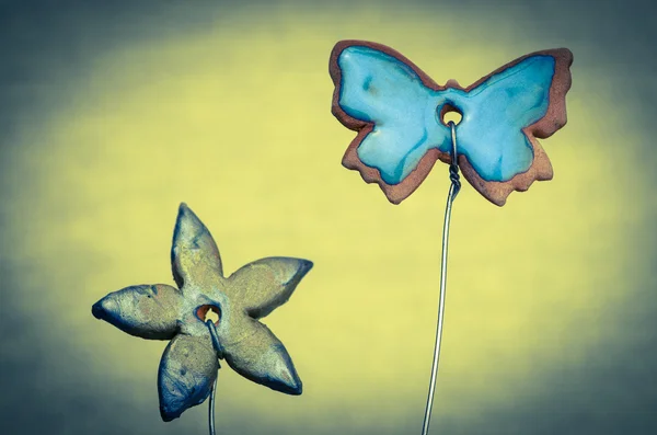 Cerâmica flor e borboleta — Fotografia de Stock