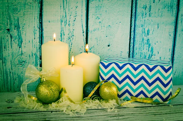 Kerst kaarsen, kerstballen en heden — Stockfoto