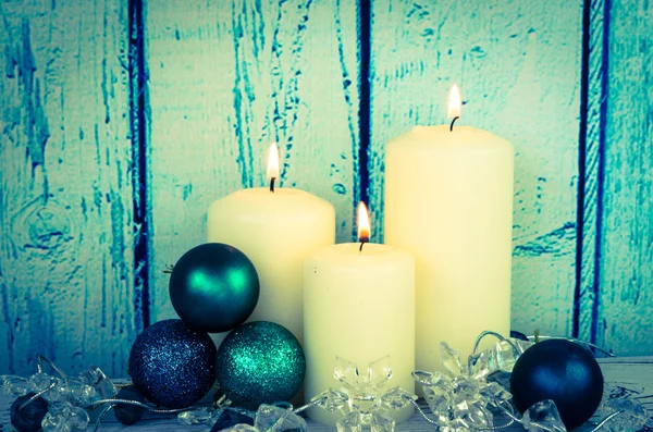 Velas encendidas y adornos de Navidad — Foto de Stock