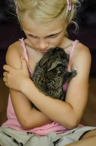 Menina e coelho animal de estimação — Fotografia de Stock