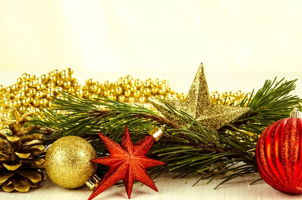 安物の宝石、星とコーンのクリスマスの装飾 — ストック写真
