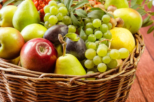 Healthy autumn fruits — Stock Photo, Image