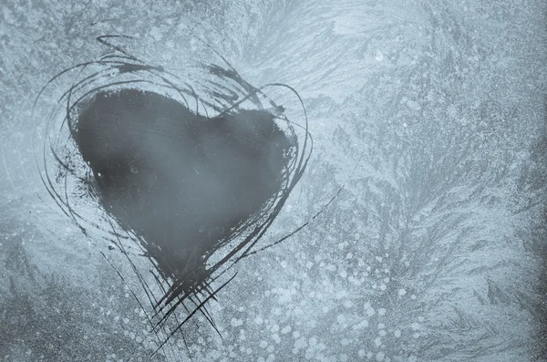 Corazón arañado en la ventana helada — Foto de Stock